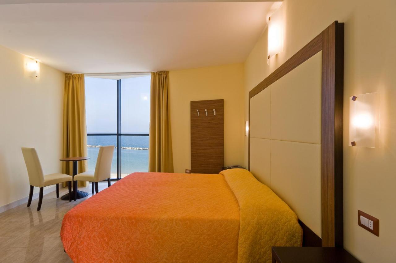 Hotel Ambasciatori 贝拉里亚-伊贾马里纳 外观 照片